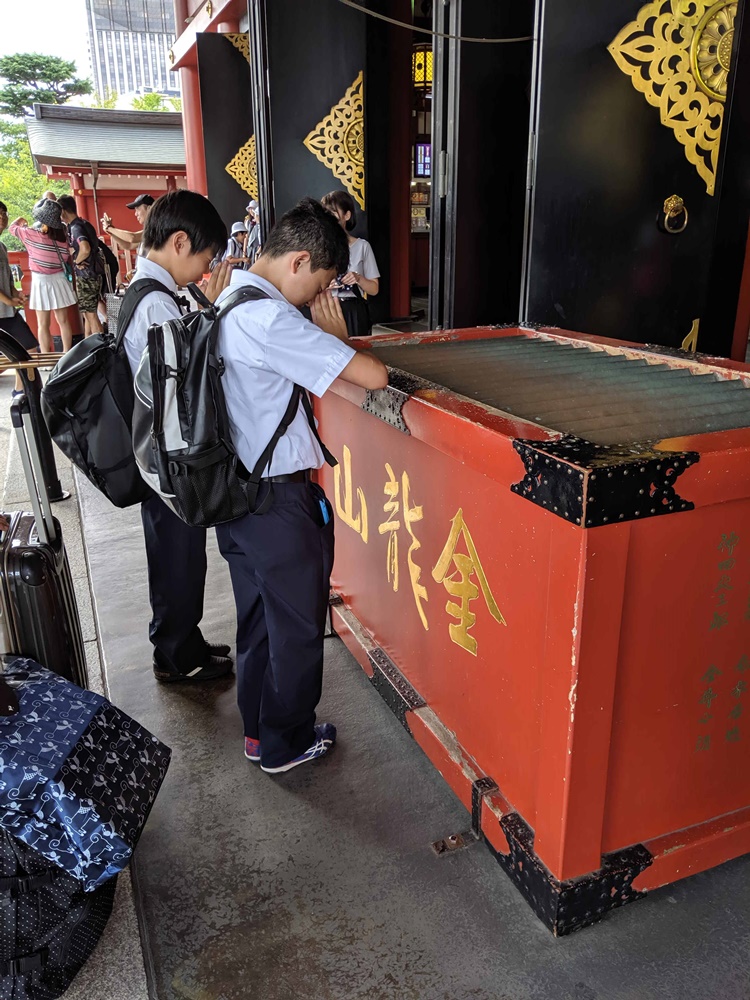 學生虔誠拜拜