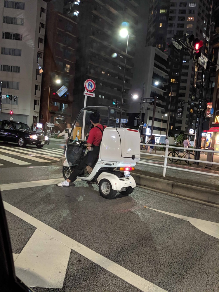 回程看到的外送機車，是三輪的