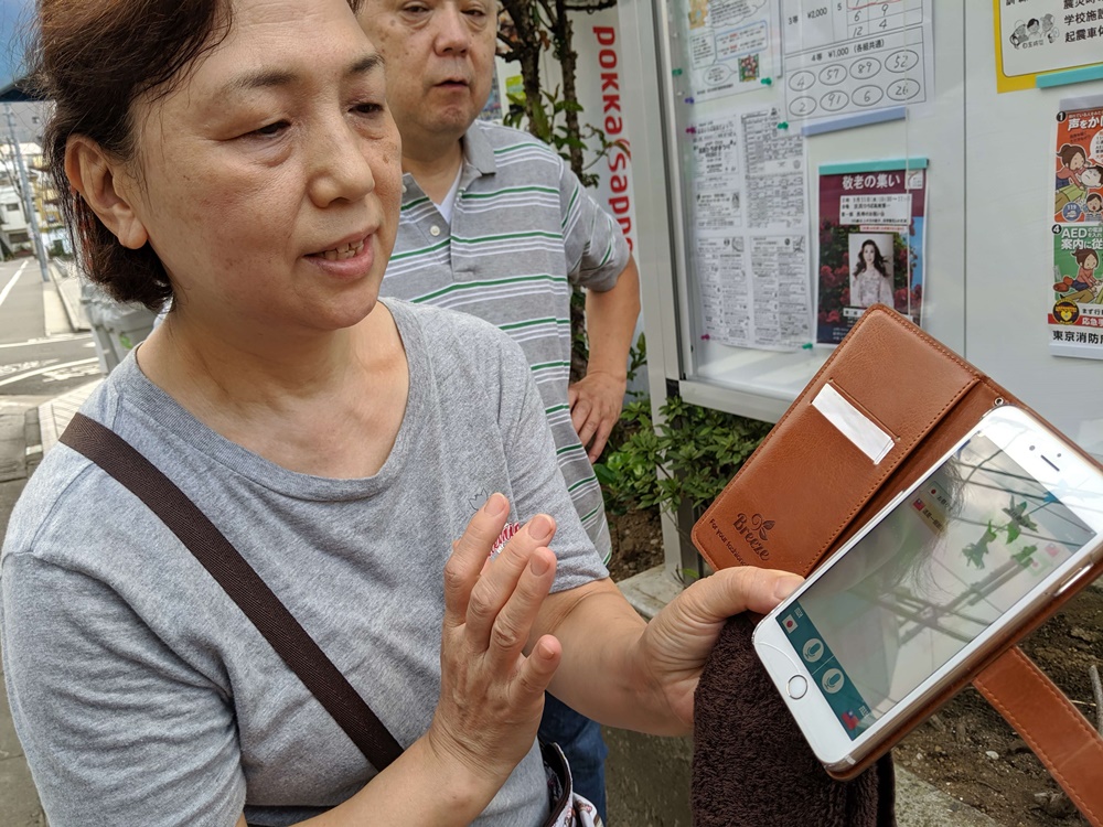 熱心跟我們講解當地活動的爺爺奶奶