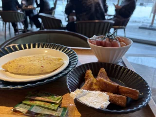 SAPPORO HOTEL by GRANBELL 早餐 右上角是生魚片丼