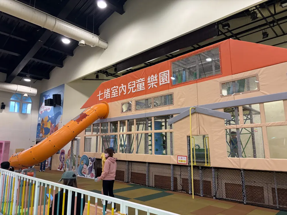 七堵室內兒童樂園-大童遊戲區大溜滑梯
