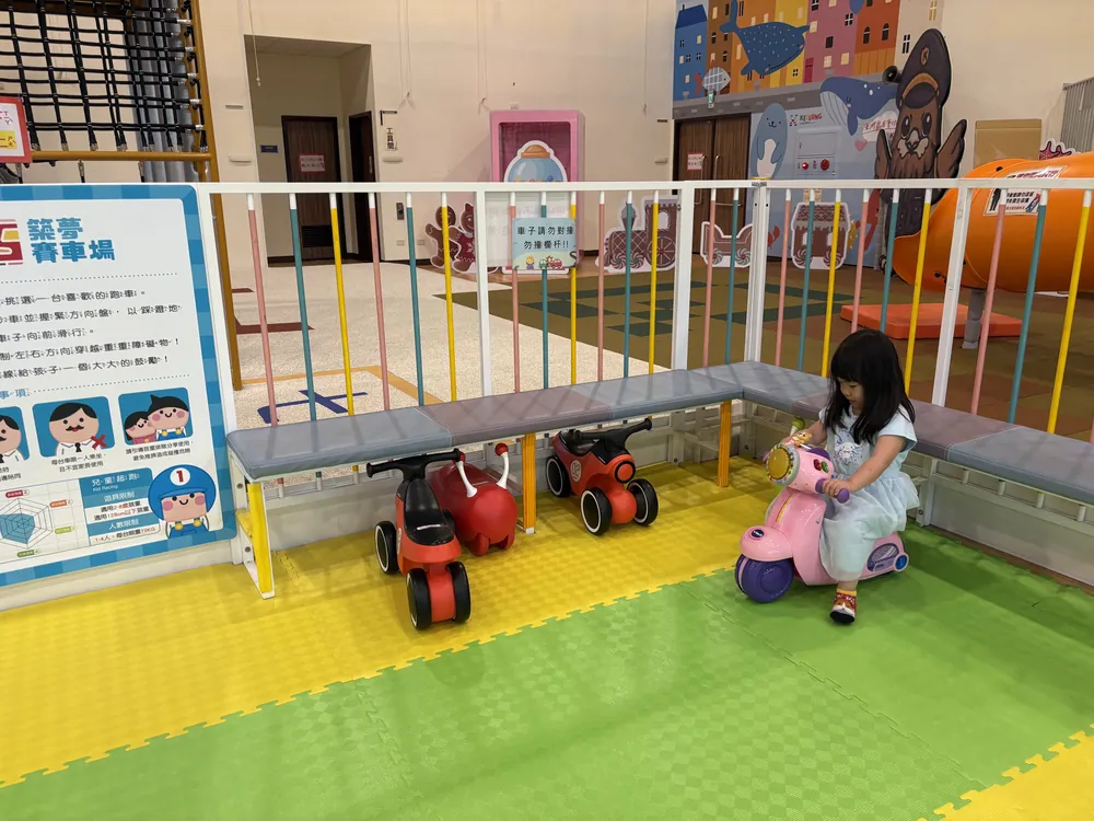 七堵室內兒童樂園-車車區