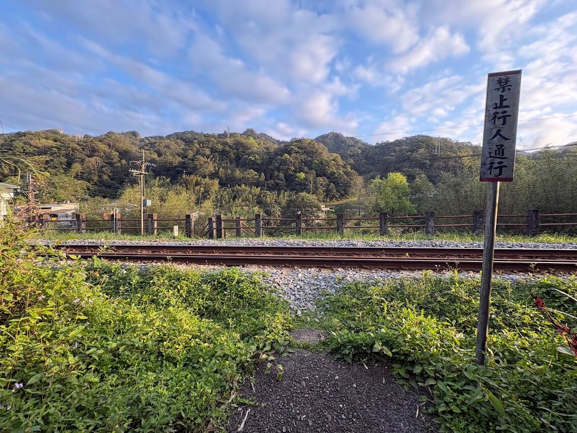 停車場會先遇到這個鐵軌.