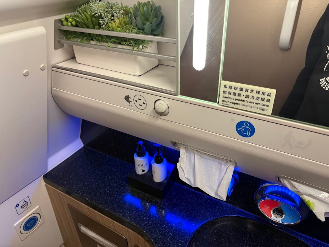 星宇航空-機上廁所提供衛生棉