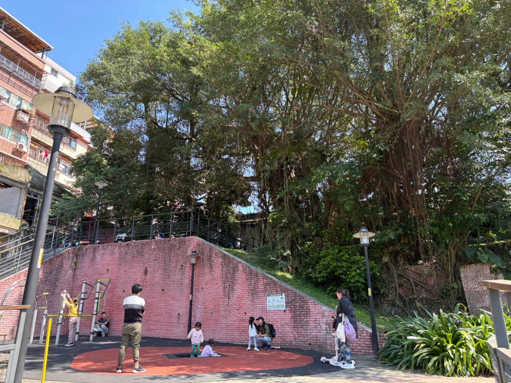 水返腳公園-廣場再往右走一段步道的設備區.