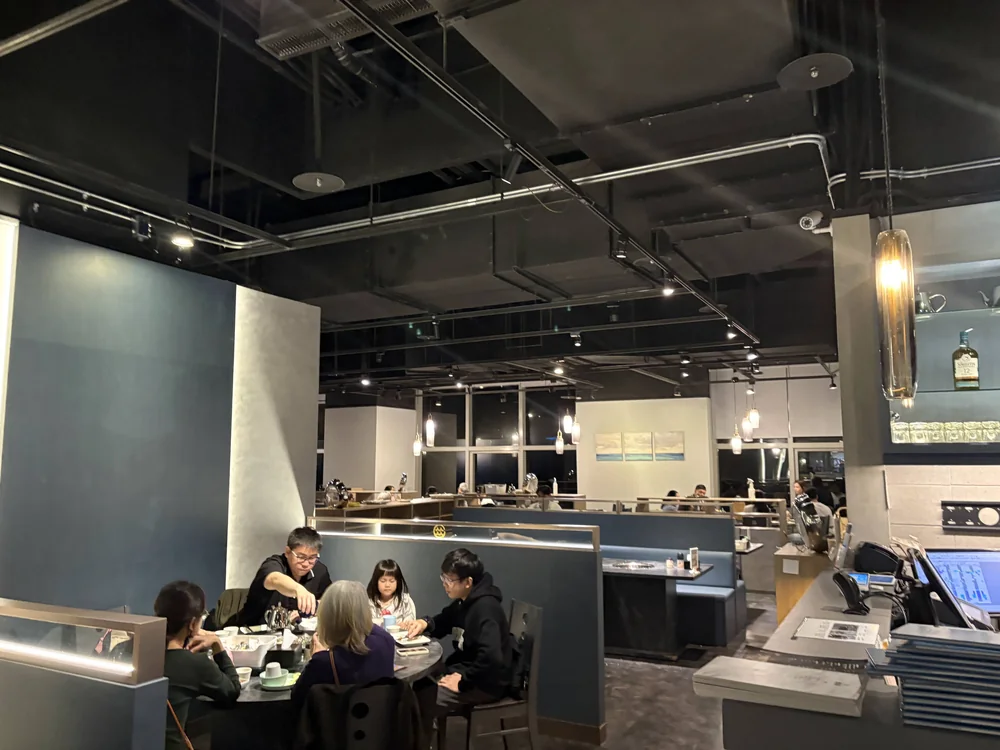 漉 海鮮蒸氣鍋 櫃檯旁大圓桌跟內部座位區