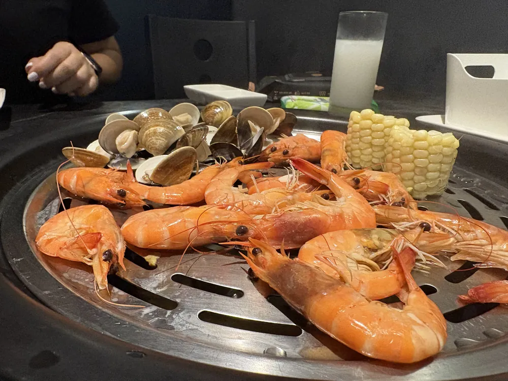 漉 海鮮蒸氣鍋 蝦子、蛤蜊、玉米