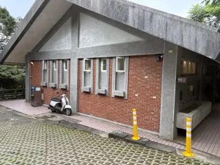 蟬說：暖硫｜陽明山懶人露營-共用衛浴1