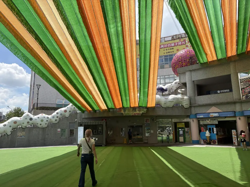 兒童新樂園一樓服務中心廣場
