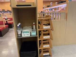 壽司郎台中遠雄店-兒童座椅門口放一排