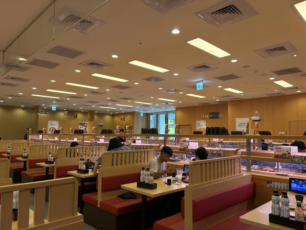 壽司郎台中遠雄店-座位是一排一排的四格座
