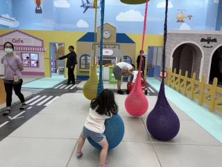 安樂區室內兒童樂園-吊球區