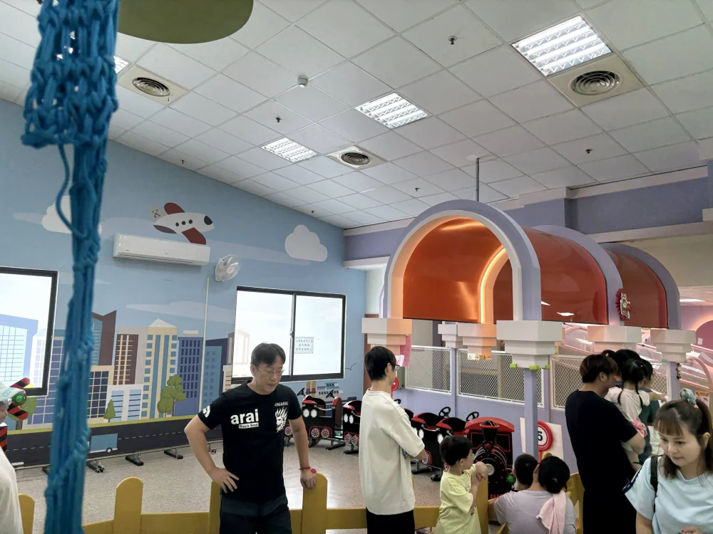 安樂區室內兒童樂園-小火車排隊