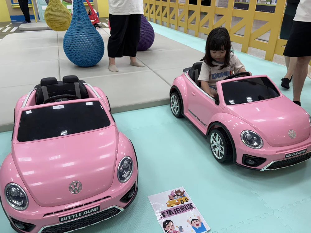 安樂區室內兒童樂園-拍照車車