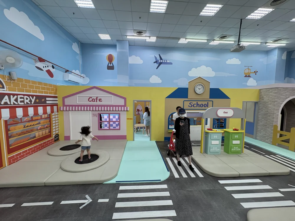 安樂區室內兒童樂園-跳床區