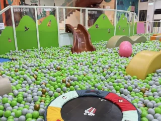 暖暖室內兒童樂園 球池，溜滑梯，跳床