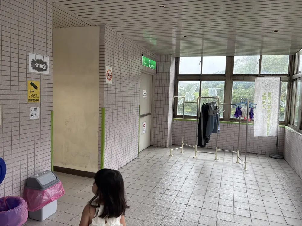 中山區室內兒童樂園-廁所外的雨衣架