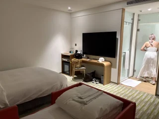 台中鳳凰酒店-卡樂精緻房-床跟客廳